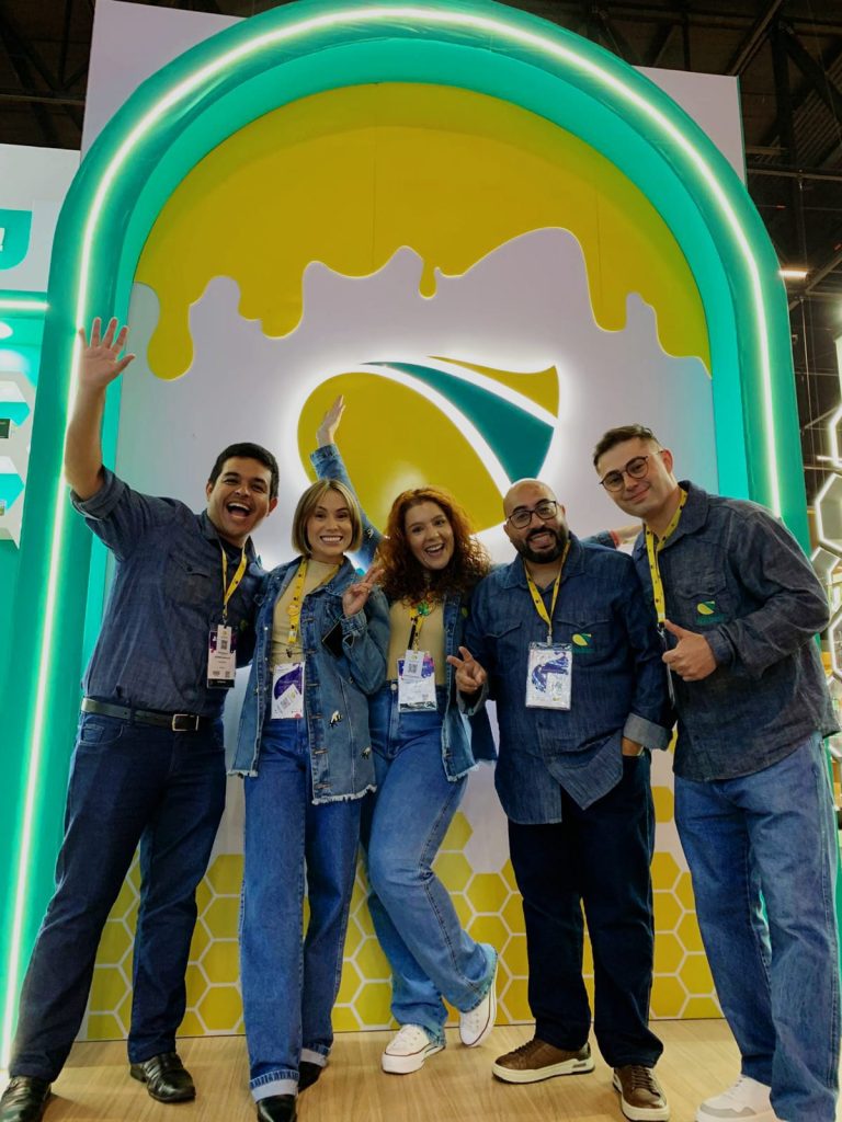 Equipe Apis Brasil no Estande da NaturalTech 2025